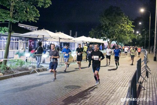 Biegacze podczas Nocnego Biegu Świętojańskiego w Gdyni (fot. gdyniasport.pl)