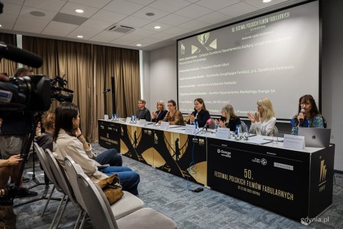 W konferencji prasowej wzięli udział: Beata Jaworowska, zastępca dyrektora Departamentu ds. Kultury Urzędu Marszałkowskiego Województwa Pomorskiego, Aleksandra Kosiorek, prezydent Gdyni, Agata Kozierańska-Burda, dyrektorka zarządzająca Pomorskiej Fundacji Filmowej i p.o. dyrektora FPFF, Joanna Łapińska, dyrektorka artystyczna festiwalu, Magdalena Marszałkowska, dyrektor Departamentu Marketingu Energa S.A., Piotr Kulesza, kurator wystawy „Na fali czasu” oraz Krystyna Weiher-Sitkiewicz, rzeczniczka prasowa FPFF (fot. Kamil Złoch)