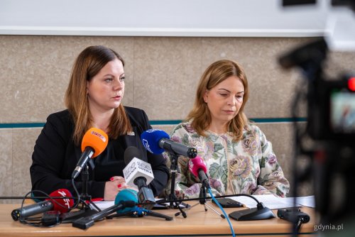 Czynności kontrolne w zakresie prawidłowości pobrania i wykorzystania dotacji oświatowych trwają w Gdyni od 2024 roku. Na zdjęciu Aleksandra Kosiorek, prezydent Gdyni oraz Oktawia Gorzeńska, wiceprezydentka Gdyni (fot. Kamil Złoch)