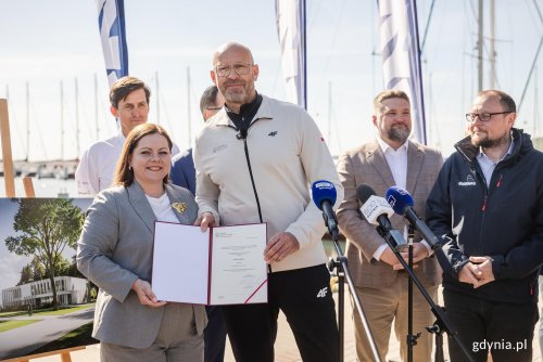 Podczas briefingu prasowego oficjalny ministerialny dokument przekazał na ręce prezydent Gdyni Aleksandry Kosiorek minister sportu i turystyki Jakub Rutnicki (fot. Karol Stańczak)