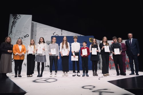 Stypendyści marszałka województwa pomorskiego. Na zdjęciu: Mieczysław Struk, marszałek województwa pomorskiego i Oktawia Gorzeńska, wiceprezydentka Gdyni (fot. Łukasz Tokarczyk/UMWP)