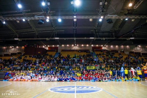 Uczestnicy Świąteczno-Charytatywnego Turnieju Piłkarskiego FRIENDS & MAJKEL AP KP GDYNIA CUP 2025 (fot. Wojciech Szymański) 