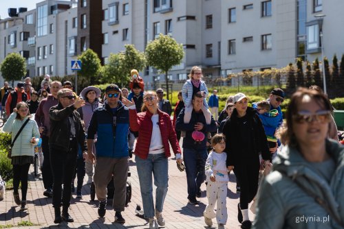 Mieszkańcy zaczęli świętowanie w niedzielę od przemarszu wzdłuż ulicy Strzelców (fot. Kamil Złoch)