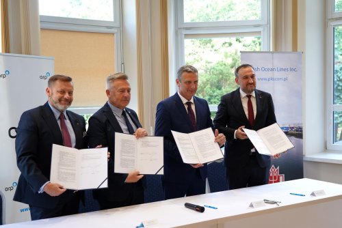 List intencyjny podpisali (od prawej): Tomasz Augustyniak, wiceprezydent Gdyni, Piotr Pawłowski, prezes zarządu „Domu Marynarza, Marek Zaleśny, wiceprezes zarządu Agencji Rozwoju Przemysłu oraz Rafał Szmytke, prezes zarządu Polskiego Holdingu Hotelowego (fot. Magda Śliżewska)