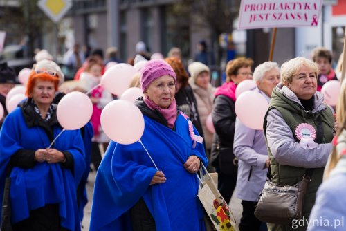 Uczestniczki Marszu Różowej Wstążki na ul. Świętojańskiej (fot. Paweł Budziński)