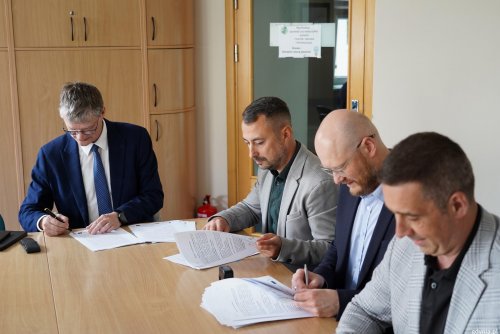 Umowę podpisumą: Rafał Geremek, wiceprezydent Gdyni oraz reprezentanci firmy Strabag: Bartosz Ossowski, Michał Kubiak i Łukasz Żabierek (fot. M.Śliżewska, gdynia.pl)