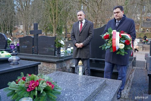 W czwartą rocznicę śmierci kwiaty na jego grobie złożyli wiceprezydent Tomasz Augustyniak i Sekretarz Miasta Gdyni Łukasz Kobus (fot. Magdalena Czernek)