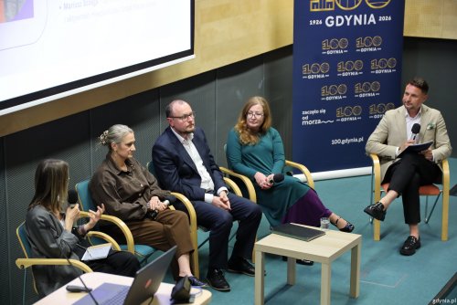 Finałowy panel poprowadzili (od prawej): Natalia Gromow, dyrektorka Biblioteki Gdynia, Mariusz Bzdęga, dyrektor zarządzający ds. kultury i aktywności mieszkańców Urzędu Miasta Gdyni, Agata Kozierańska-Burda, dyrektorka Festiwalu Polskich Filmów Fabularnych i Pomorskiej Fundacji Filmowej oraz Agata Abramowicz, kuratorka i dyrektorka Fundacji Przypływ w Gdyni (fot. Magda Śliżewska)