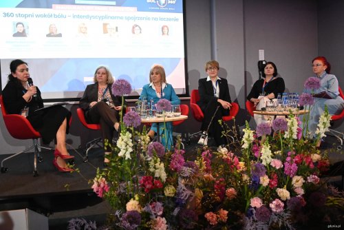 Uczestniczki inauguracyjnego panelu ekspertów „360 stopni wokół bólu – interdyscyplinarne spojrzenie na leczenie” (fot. Aneta Marczak)