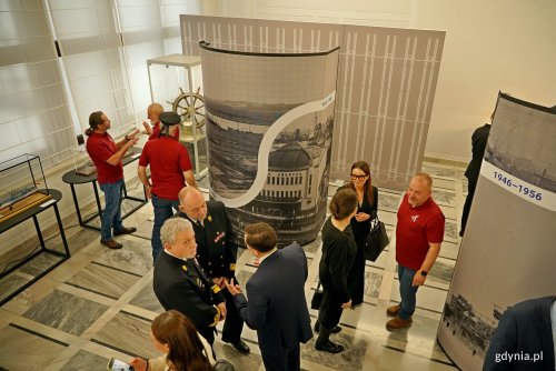 Uczestnicy wernisażu wystawy „Gdynia x 10” w Senacie RP przyglądający ekspozycji (fot. Magdalena Czernek)