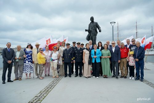 Wspólne zdjęcie uczestników uroczystości z okazji 162. rocznicy urodzin inż. Tadeusza Wendy (fot. Magdalena Czernek) 