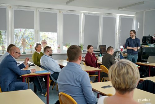 Prezydent Gdyni Aleksandra Kosiorek, przedstawiciele miejskich jednostek i radni podczas sesji Rady Dzielnicy Śródmieście (fot. Magdalena Czernek)