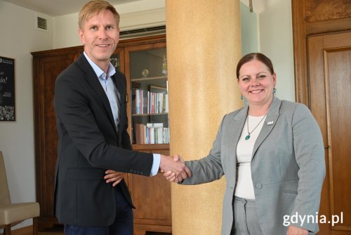 Marcin Białek w związku z objęciem przez niego funkcji Stałego Przedstawiciela Rzeczypospolitej Polskiej przy Międzynarodowej Organizacji Morskiej spotkał się z prezydent Gdyni Aleksandrą Kosiorek (fot. Zofia Marczak)