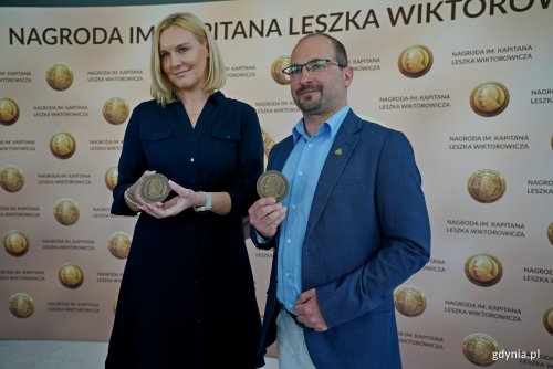 kpt. Magda Makowska - laureatka Nagrody Specjalnej im. Kapitana Leszka Wiktorowicza oraz kpt. Michał Bielski - laureat Nagrody im. Kapitana Leszka Wiktorowicza z medalami (fot. Magdalena Czernek)