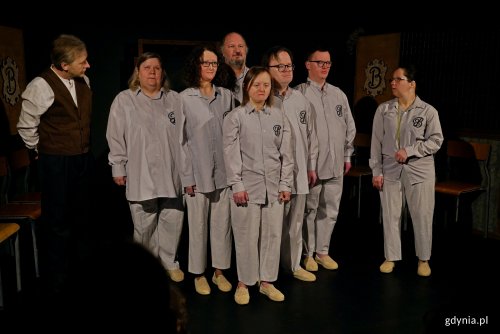 Zdjęcie ze spektaklu „Instytut Pana B.” Teatru Biuro Rzeczy Osobistych w reżyserii Zbigniewa Biegajły (fot. Magdalena Czernek)