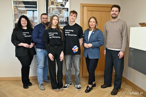 Uczniowie VI LO Laura Grafińska i Tomasz Gerka znaleźli się wśród 14 finalistów ogólnopolskiego programu Samsung Solve for Tomorrow. Na zdjęciu z wiceprezydentką Gdyni Oktawią Gorzeńską, dyrektorem VI LO Tomaszem Ogrodnikiem, nauczycielką i mentorką Alicją Plisińską i rzecznikiem praw uczniowskich Filipem Śmigielskim (fot. Magdalena Czernek)