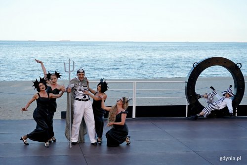 Na Scenie Letniej Teatru Miejskiego w Gdyni zagości nowy spektakl – „Batory. Transatlantyckie love story”. Zdjęcie z próby medialnej widowiska. Scena zbiorowa (fot. Magdalena Czernek)