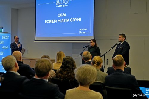 Od prawej: Tadeusz Szemiot – przewodniczący Rady Miasta Gdyni i przewodniczący Komitetu Honorowego Obchodów 100-lecia Gdyni, prezydent Gdyni Aleksandra Kosiorek i Tomasz Złotoś – rzecznik prasowy Urzędu Miasta Gdyni podczas spotkania Komitetu Honorowego Obchodów 100-lecia Gdyni (fot. Magdalena Czernek)