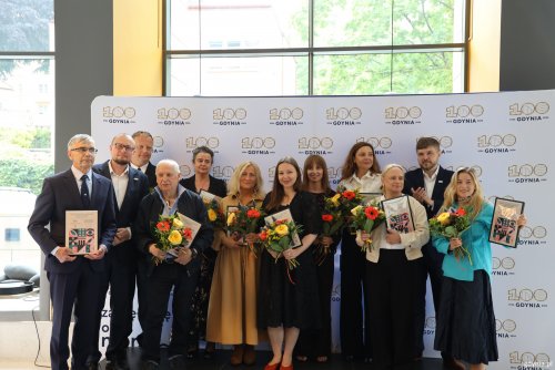 Tegoroczni nagrodzeni muzealnicy w towarzystwie dyrektora zarządzającego ds. kultury i aktywności mieszkańców Mariusza Bzdęgi oraz Dominika Aziewicza, radnego Gdyni i przewodniczącego kultury Rady Miasta Gdyni (fot. Magda Śliżewska)