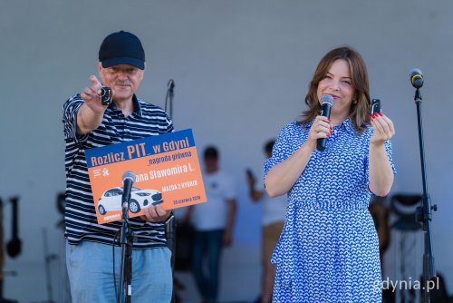 Finał loterii „Rozlicz PIT w Gdyni” w Muszli Koncertowej. Na zdjęciu z kluczykami do samochodów wiceprezydentka Gdyni Oktawia Gorzeńska i pan Sławomir, jeden z tegorocznych zwycięzców (fot. Paweł Budziński)