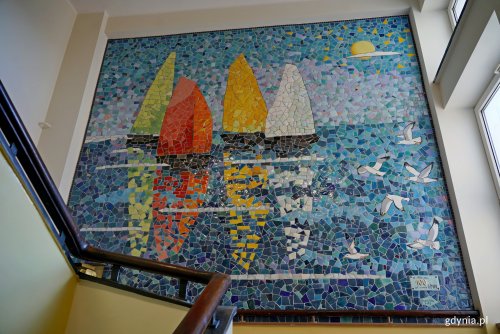 Mozaika na stulecie Gdyni na jednej ze ścian Specjalistycznej Przychodni Lekarskiej „Śródmieście” (fot. Magdalena Czernek)