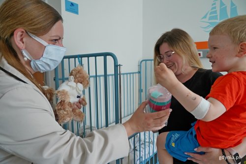 Prezydent Aleksandra Kosiorek wręcza pluszowego misia i kubek jednemu z małych pacjentów Oddziału Pediatrycznego Szpitala św. Wincentego a Paulo w Gdyni (fot. Magdalena Czernek)