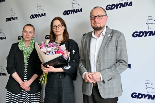 Od prawej: Mariusz Bzdęga – dyrektor zarządzający ds. kultury i aktywności mieszkańców Urzędu Miasta Gdyni, Karolina Kurpiewska-Berendt – autorka zwycięskich projektów i Maja Wagner – naczelniczka Wydziału Kultury Urzędu Miasta Gdyni podczas spotkania w gdyńskim ratuszu (fot. Magdalena Czernek)