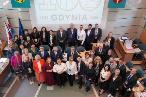Aleksandra Kosiorek, prezydent Gdyni, Tadeusz Szemiot, przewodniczący Rady Miasta, Oktawia Gorzeńska, wiceprezydentka Gdyni z przedstawicielami miast siostrzanych (fot. Aneta Marczak)