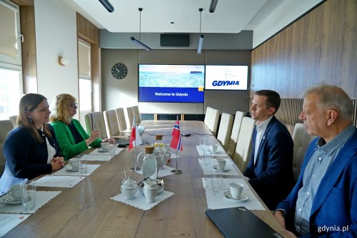 Od prawej (zgodnie z ruchem wskazówek zegara): Mathias Bernander – prezydent Kristiansandu, Øyvind Lyngen Laderud – koordynator ds. Międzynarodowych Urzędu Miasta Kristiansandu, Aleksandra Kosiorek – prezydent Gdyni i Joanna Leman – kierownik Referatu Współpracy z Zagranicą podczas spotkania w Urzędzie Miasta Gdyni (fot. Magdalena Czernek)