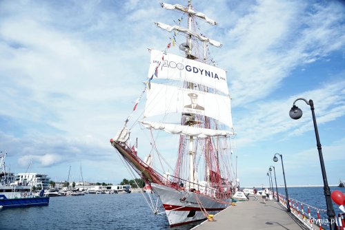 ORP „Iskra” z żaglem stulecia Gdyni przy nabrzeżu w Basenie Prezydenta (fot. Magdalena Czernek)