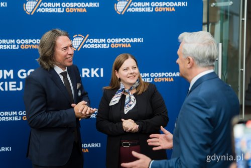 24. Forum Gospodarki Morskiej. Na zdj. (od lewej): Marek Kacprzak, konsul honorowy Austrii, Aleksandra Kosiorek, prezydent Gdyni oraz Sławomir Kalicki, lider Forum Gospodarki Morskiej Gdynia 2025 i prezes zarządu Grupy Firm Inter Marine (fot. Paweł Budziński)