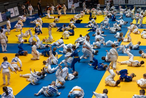 Judocy rozgrzewający się na tatami przed turniejem Judo Baltic Cup 2025 (fot. Zbigniew Sobisz)