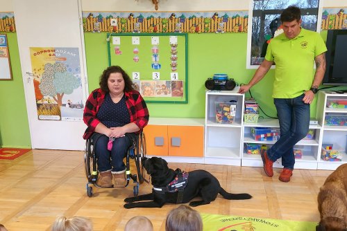 Marta Czachor z Wydziału Dostępności UM opowiada o swoim codziennym życiu z psem asystującym Delicją. W poniedziałkowym spotkaniu w „Bajkowym Ogrodzie