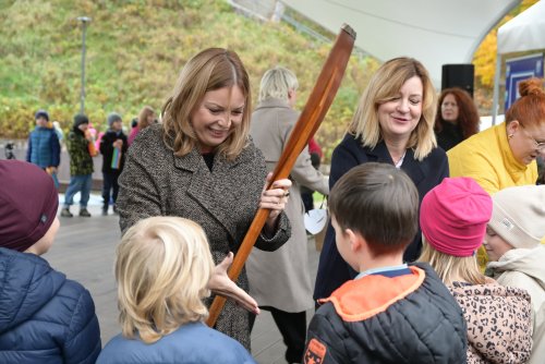 Wiceprezydentka Gdyni Oktawia Gorzeńska pasuje uczniów (fot. Dorota Patzer)