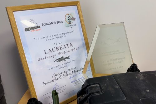 Stowarzyszenie Pomorska Obrona Narodowa -  laureat Srebrnego Śledzia 2025 -zainaugurowało działalność  w lokalu przy ulicy Świętojańskiej 5-7 (fot. Dominika Nycz)