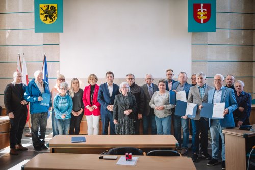 Wspólne zdjęcie wiceprezydenta Macieja Zielonki oraz przedstawicieli gdyńskich Rodzinnych Ogrodów Działkowych.  (fot. Tomasz Kamiński)