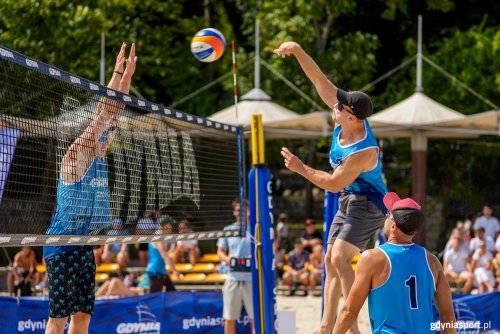Siatkarze podczas meczu w ramach turnieju Aktywna Plaża w Gdyni (fot. Dawid Linkowski)