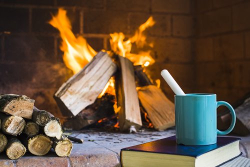 Już w najbliższy czwartek (22.10.2026) zapraszamy na godzinę 16:00 na klimatyczne spotkanie dotyczące prawidłowego korzystania z kominka w domu, aby w bezpiecznej atmosferze cieszyć się jego posiadaniem (źródło: designed by Freepik - Magnific.com)