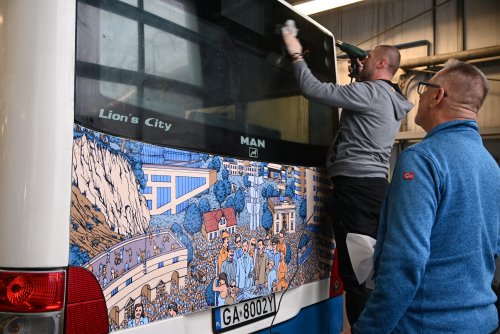 Gdyńska komunikacja ubiera się świąteczną szatę graficzną  (fot. Dorota Patzer)