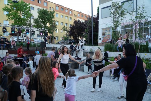 Potańcówka na patio Domu Sąsiedzkiego w Przystani Widna 2A z okazji Europejskiego Dnia Sąsiada (fot. LIS)