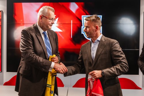 Jaroslav Tvrdík, przewodniczący zarządu SK Slavia Praha i Marcin Gruchała, przewodniczący Rady Nadzorczej Arki Gdynia SA (fot. mat. prasowe Arki Gdynia SA)