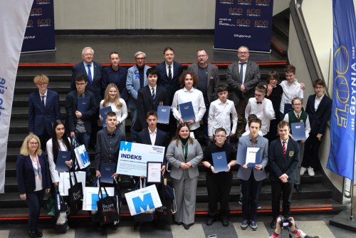 Finaliści i Komitet Naukowy Konkursu Wiedzy o Gdyni, który odbył się w Muzeum Emigracji (Fot. Dorota Patzer)