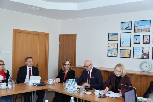 W Powiatowym Urzędzie Pracy w Gdyni odbyło się spotkanie Powiatowej Rady Rynku Pracy. Na zdjęciu od lewej: wiceprezydent Gdyni Tomasz Augustyniak, wiceprezydentka Gdyni Oktawia Gorzeńska, przewodniczący Powiatowej Rady Rynku Pracy dla Gdyni i Sopotu Wojciech Kodłubański i mówi dyrektor Powiatowego Urzędu Pracy Jolanta Klauze (Fot. Dorota Patzer) (Fot. Dorota Patzer)