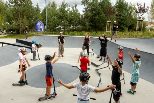 Dzieci rozgrzewające się przed treningiem z hulajnogami na skateparku Chwarzno (fot. Kajetan Stawski) 