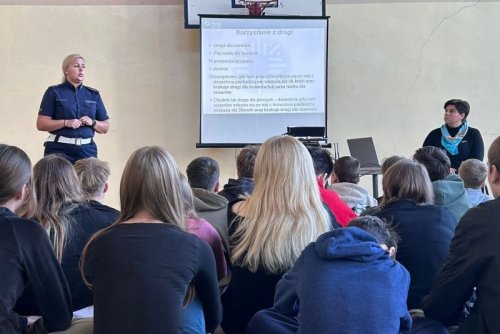 Asp. Ewa Kurowska z gdyńskiej policji oraz Anna Dobkowska z Wydziału Dostępności Urzędu Miasta Gdyni podczas spotkania z uczniami Szkoły Podstawowej nr 43 (fot. materiały KMP w Gdyni)