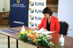 Wiceprezydent Gdyni Katarzyna Gruszecka-Spychała przy stoliku w budynku Urzędu Marszałkowskiego podpisuje treść deklaracji