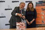 Jeden ze zwycięskich kuponów wylosował prezydent Gdyni Wojciech Szczurek // fot. Magdalena Śliżewska