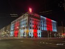 Podświetlony barwami flagi niepodległej Białorusi Urząd Miasta Gdyni, fot. Michał Puszczewicz
