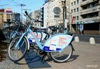 Błękitne rowery Mevo widoczne na placu Kaszubskim w Gdyni.