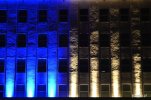 Budynek Urzędu Miasta Gdyni podświetlony narodowymi barwami Ukrainy w geście solidarności. Fot. Michał Puszczewicz